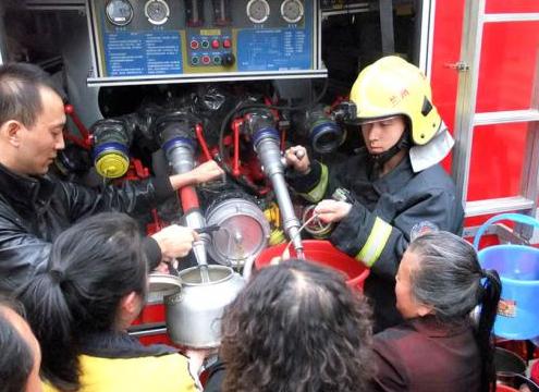 消防隊給西固蘭玻西社區(qū)居民送來水，市民排隊取水